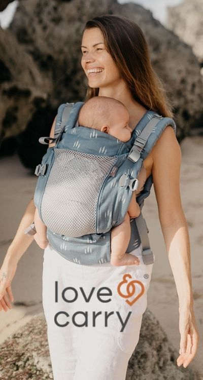 imagen de una mama porteando en una mochila portabebe ergonomica ONE de love &amp; cArry